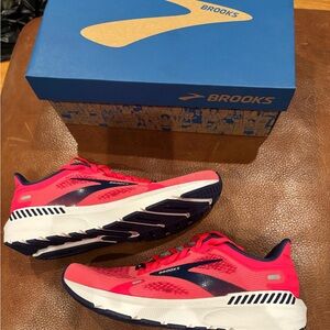Brooks running sneakers women’s, Launch size 6 (never worn, with box)